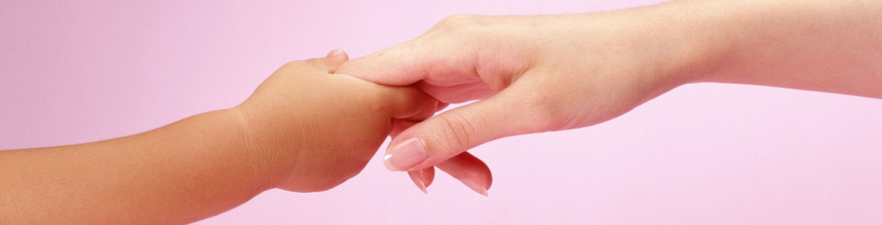 小さな赤ちゃんがお母さんの手を握っている写真
